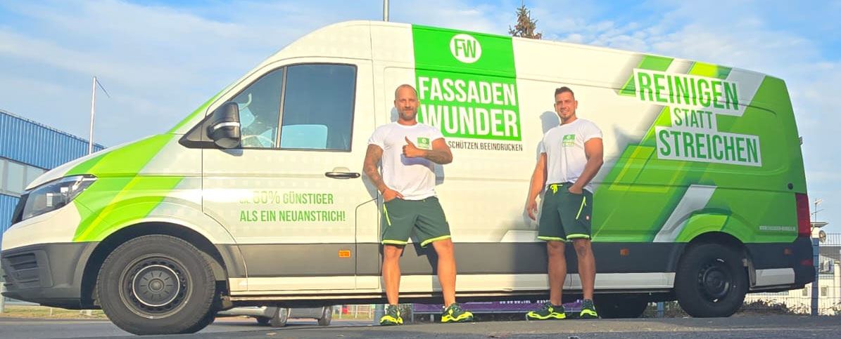 David Lewandowski mit Team vor dem Fassaden-Wunder Fahrzeug