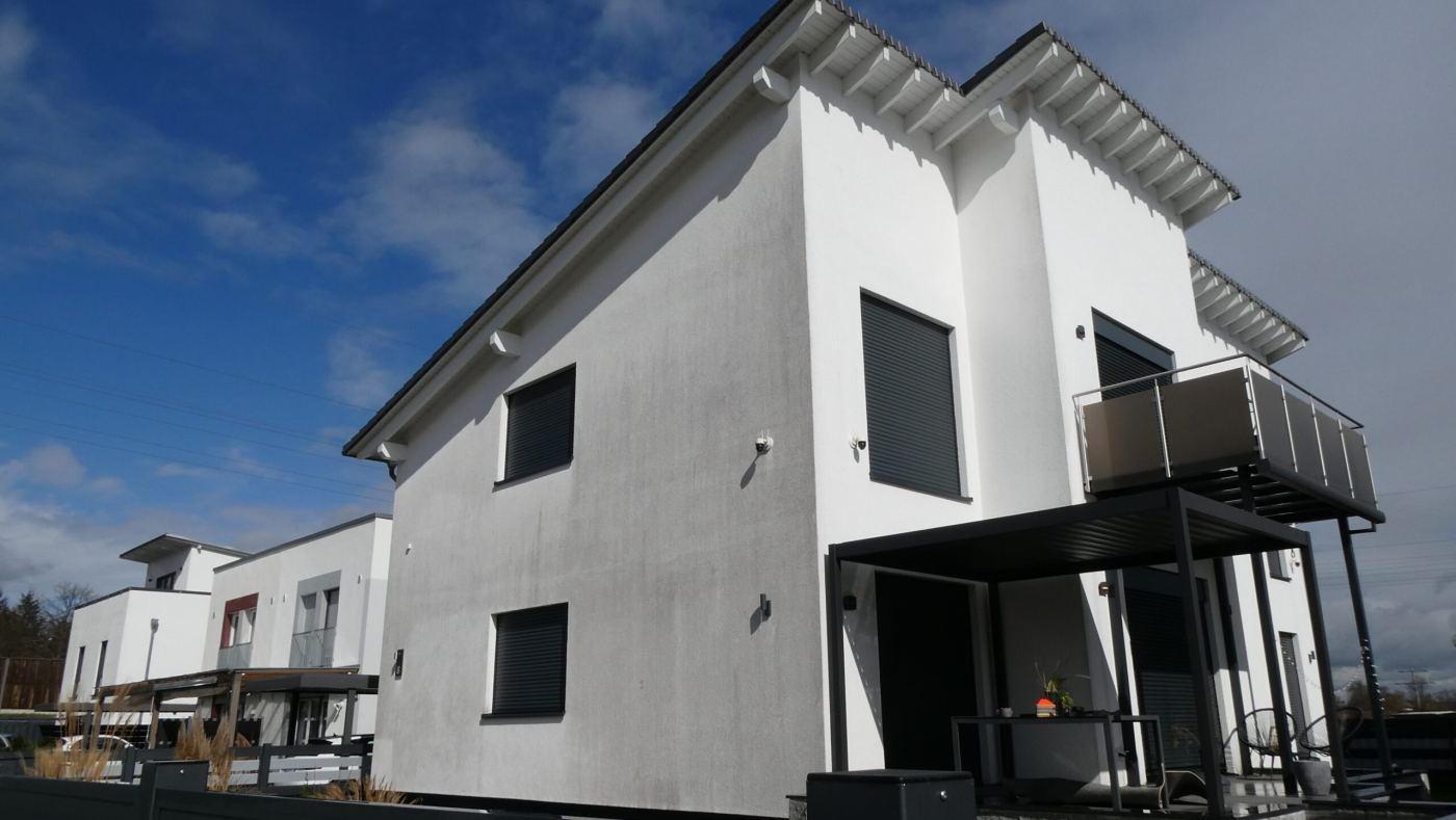 Vorher: Haus mit Balkon, Fassade grau